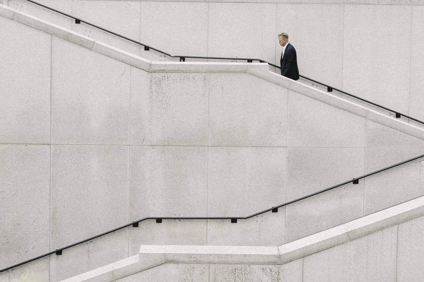 Frank Grossmann auf einer geradlinigen Treppenarchitektur